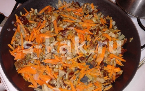 Обжариваем грибы, лук, морковку для грибного супа
